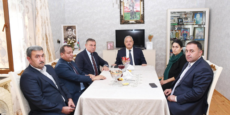 RİH başçısı Vaqif Həsənov Müəllimlər Günündə şəhid müəllimlərin ailələrini ziyarət edib